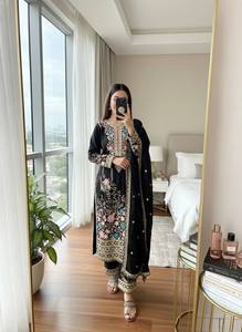 ชุดสาหรี่ผ้าไหมสีดำสำหรับผู้หญิง ปักลายดอกไม้ ยาวถึงพื้น ชุดพื้นเมืองแบบดั้งเดิมสำหรับงานแต่งงาน - Product Image 1