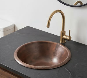 Évier de cuisine rond en cuivre fait main élégant, à cuve unique, surface brossée mate, design rustique, installation sur plan. - Product Image 6