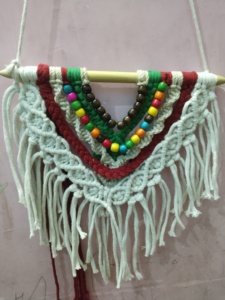 Tapiz de macramé bohemio con diseño de triángulos con cuentas para decoración del hogar - Product Image 5