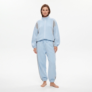 Conjunto Deportivo Ligero de Dos Piezas Personalizado para Mujer, Chaqueta con Cierre Completo y Pantalones - Product Image 1