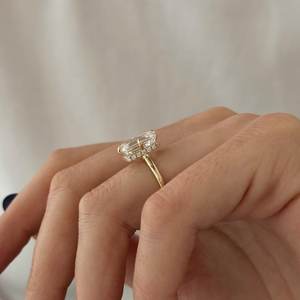 Bague de fiançailles en diamant de laboratoire taille émeraude 4 carats E VVS2, sertie d'une bague en forme de cerf-volant en or 14 carats avec halo caché, certifiée IGI - Product Image 6