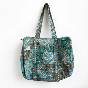 Bolsa de Viaje Tipo Duffel Acolchada, Hecha a Mano en India, con Estampado de Bloques de Algodón, Gran Capacidad - Product Image 1
