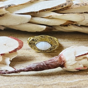 Anillo de Moda Vintage con Piedra Lunar, Diseño Tribal de Hoja Botánica, de Latón Chapado en Oro, con Forma Marquesa, Anillo de Declaración, Venta al por Mayor - Product Image 1
