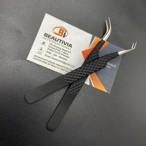 Pince à épiler de beauté de haute qualité Logo gravé personnalisé enduit de poudre noire pince à épiler d'extension de cils incurvée à 45 degrés durable - Product Image 1