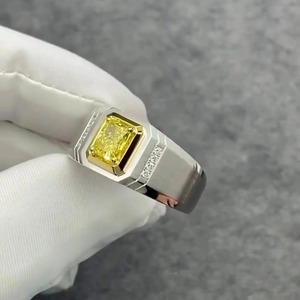 Anillo de Diamantes para Hombre con Diamante Amarillo Radiante de Laboratorio, Engastado en Bisel de Dos Tonos, con Certificado IGI y Claridad VVS - Product Image 4