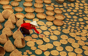 Plateau en jonc de mer artisanal de haute qualité avec couverture alimentaire en lin multifonctionnel dans les décorations du Ramadan écologique - Product Image 5