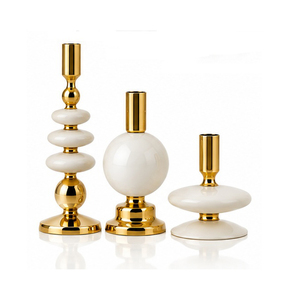 Ensemble de chandeliers modernes en laiton avec accents en marbre blanc pour la décoration de la maison - Product Image 1