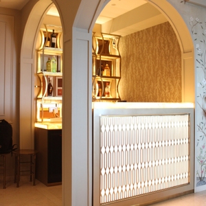 ชุดบาร์หรู The Regal Nook พร้อมไฟ LED ดีไซน์ร่วมสมัย เป็นมิตรกับสิ่งแวดล้อมและทนทาน เหมาะสำหรับบ้านสไตล์ฟาร์มเฮาส์ อพาร์ทเมนต์ และวิลล่า - Product Image 3
