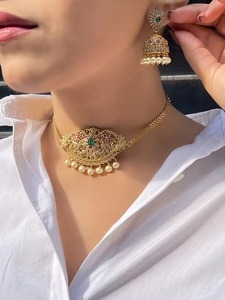 Collar de lujo afgano con filigrana dorada, piedra central verde esmeralda, detalles de rubí y perla. - Product Image 5