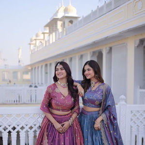 Lehenga Choli en soie brodée avec dupatta, travail de sequins et de Zari, et chemisier assorti - Product Image 1