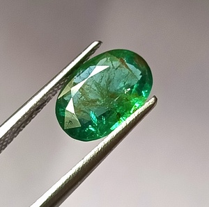 Émeraude naturelle zambienne de 1,90 carat, taille ovale facettée, pierre précieuse non montée - Product Image 1