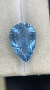 Pierre précieuse naturelle certifiée de qualité supérieure, Aquamarine de couleur naturelle, taille poire, avec un bel éclat, pierre brute de 7,12 carats pour la joaillerie - Product Image 2