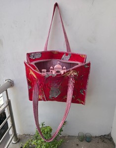 Bolso Tote de Algodón Acolchado Rojo de Alta Calidad Hecho a Mano para Mujer con Cremallera, Estampados de Vida Silvestre, Asas Rayadas, Ecológico y Espacioso - Product Image 3