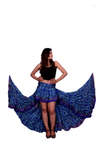 Vestido Ibiza con estampado floral, estilo bohemio europeo, con hombros descubiertos, para playa, verano, boho, de seda reciclada, a precio de mayorista. - Product Image 4