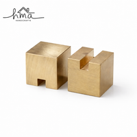 Ensemble de porte-cartes géométriques en or rose, comprenant des modèles cube, pyramide et hexagone, supports de table modernes et minimalistes