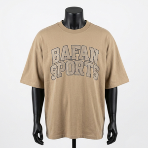 เสื้อยืดโอเวอร์ไซส์พรีเมียมสำหรับผู้ชาย ผ้าคอตตอนเจอร์ซีย์เนื้อนุ่ม 200 GSM สีเบจคาเมล พิมพ์ลายโลโก้แบบนูน - Product Image 1