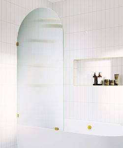 Porte de douche en verre cannelé à effet givré pour une intimité accrue dans les cabines de douche des hôtels, des centres de villégiature et des spas - Product Image 2