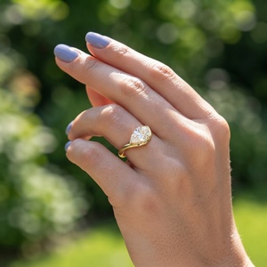 Bague de fiançailles et de mariage personnalisée en or rose 14 carats avec diamant taille poire certifié IGI 1,25 carat, style solitaire croisé est-ouest, pour le petit doigt - Product Image 4