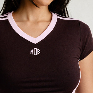 Maillot de football américain court pour femme, col en V, coupe ajustée, avec empiècements contrastants en tissu extensible, fabrication OEM personnalisée pour vêtements de sport en gros - Product Image 5