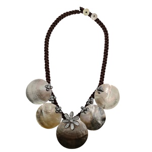 Set di Gioielli alla Moda: Collana e Orecchini con Perle Rotonde di Madreperla, Collana Girocollo a Fiore Tiare su Cordino Intrecciato - Product Image 3