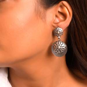 Boucles d'oreilles pendantes en argent pur de style tribal Meera Jaipur - Product Image 1