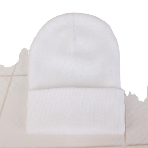 Bonnets tricotés en seau réversibles au design personnalisé en gros pour femmes vêtements d'extérieur avec logo brodé à froid et caractères imprimés - Product Image 4