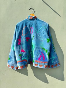 Chaqueta de Terciopelo Azul Hecha a Mano con Bordado Floral Vibrante y Corazón, Abrigo Artesanal de Invierno, Chaqueta de Estilo Bohemio - Product Image 2