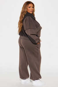 Conjunto Deportivo Personalizado para Mujer con Pedrería, Sudadera con Capucha y Pantalones Acampanados, Estilo Urbano - Product Image 5