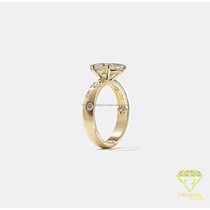 Élégante bague ovale en argent 925 avec diamant moissanite, finition dorée et pierres latérales étincelantes, bijoux de mariée de luxe - Product Image 5