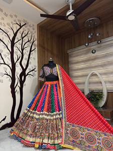 Lahenga Choli de Soirée en Coton Mousseline à Imprimé Numérique et Broderie Miroir Véritable, avec Dentelle Patta Lampi, Longueur Ras du Sol – Édition Exclusive Navratri - Product Image 3