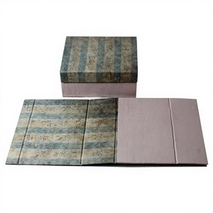 Boîte imprimée avec fermetures magnétiques, en papier de coton sans bois, écologique et fait main, imprimée en offset - Product Image 1