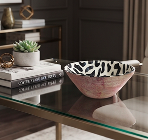 Tazón de cerámica tallado a mano, contemporáneo, exterior rosa, interior con estampado de vaca en blanco y negro, para uso doméstico. - Product Image 6