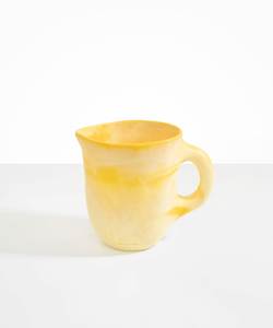 Carafe en céramique jaune minimaliste avec poignée pour la cuisine, disponible chez Worldwide Supply - Product Image 2