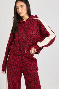 Conjunto Deportivo de 2 Piezas para Mujer, Estampado de Leopardo Rojo, Sudadera con Capucha Premium y Pantalones Deportivos de Pierna Ancha, Estilo Casual - Product Image 3
