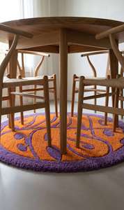 Tapis de salon moderne fait main, tufté, violet et orange, avec typographie, pour une ambiance de confort et de style - Product Image 5