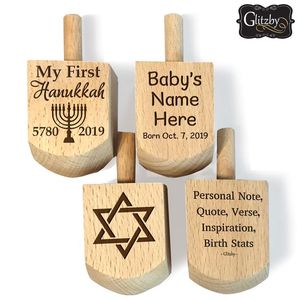 Dreidel de madera grabado personalizado con nombre de bebé, recuerdo judío para Hanukkah, regalo para las fiestas. - Product Image 1