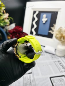 Montre Hip Hop analogique-numérique unisexe avec bracelet en caoutchouc jaune fluo et boucle et lunette argentées - Product Image 2