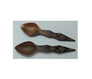 Ensemble de 2 cuillères à salade en corne, design original, fabriquées à la main à partir de corne de buffle naturelle, à prix raisonnable. - Product Image 2