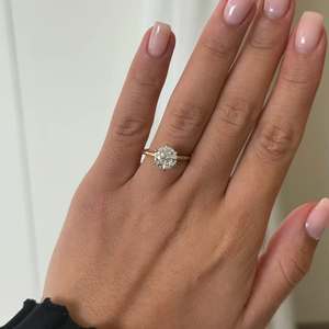 Anillo de Moissanita Personalizado para Mujer, Anillo de Moissanita de Lujo, Anillo de Diamante Cultivado en Laboratorio para Mujer, Disponible al Mejor Precio - Product Image 3