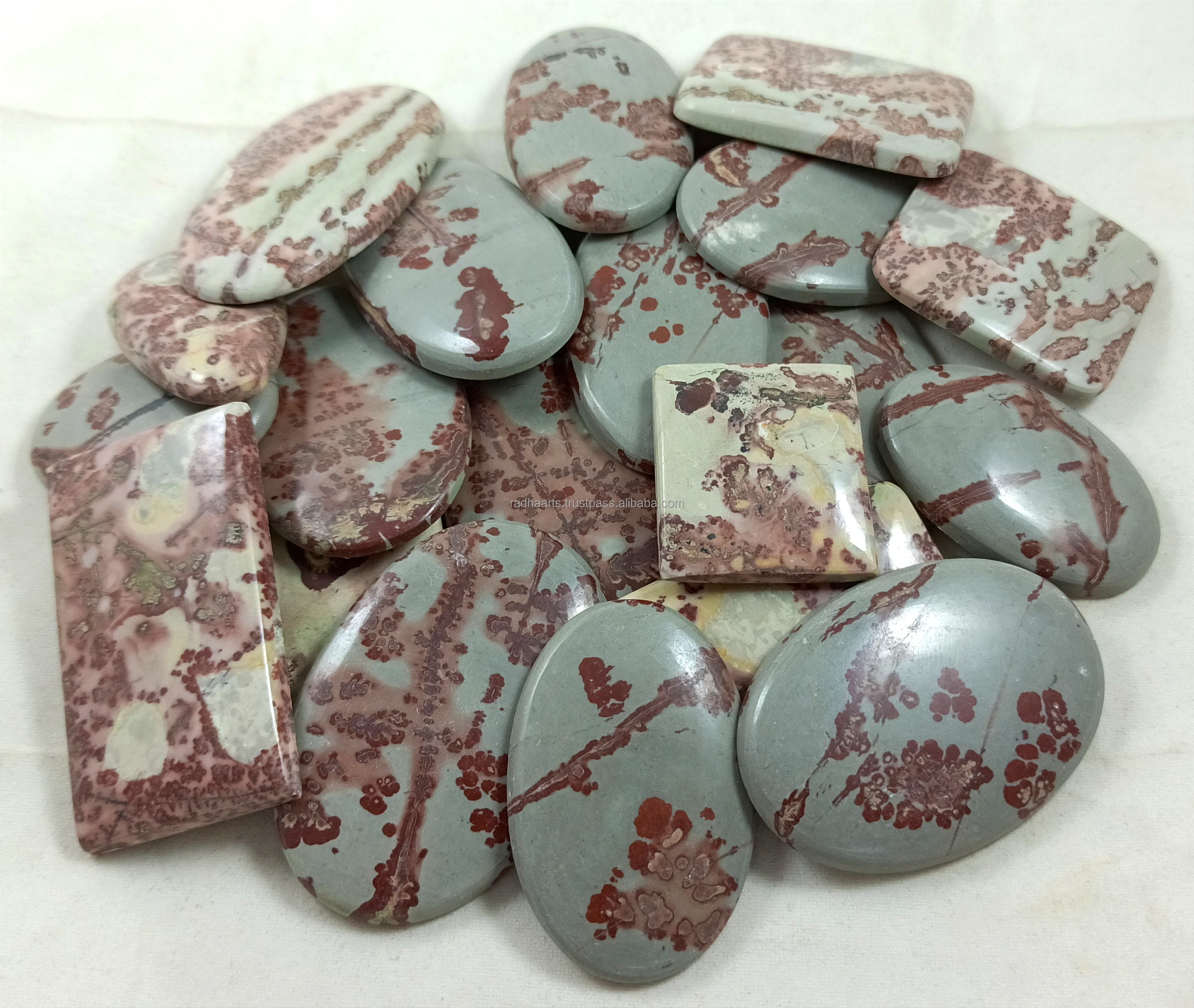 สีเทาและสีแดง