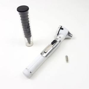 Otoscopio de fibra óptica eléctrico veterinario de color sólido con mango de latón para diagnóstico quirúrgico y otoscopia - Product Image 2