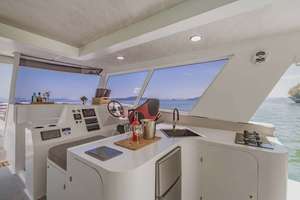 Catamarán Deportivo Personalizado UBI 12513 de 12.5m, 13 Pasajeros, Yate de Aluminio Soldado, Motor Fuera de Borda de 300HP, para Pesca Fluvial de Alta Velocidad y Recreación - Product Image 3