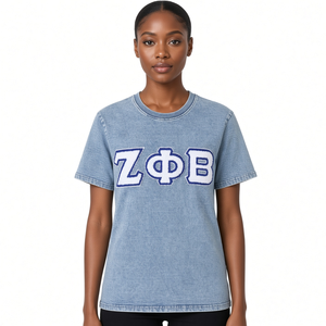 Camiseta Unisex Zeta Phi Beta Vintage Lavada con Letras Griegas de Chenilla Personalizadas, Algodón Premium de Alto Gramaje, Estilo Denim, Cuello Redondo - Product Image 3
