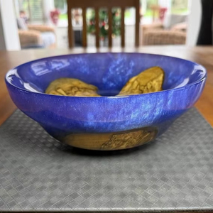 ชามตกแต่งงานฝีมือเรซิ่นไม้ทำมือจาก HUMAYUN WORLD CRAFTS ผิวขัดเงา ดีไซน์ทันสมัยสไตล์ชายฝั่ง - Product Image 1