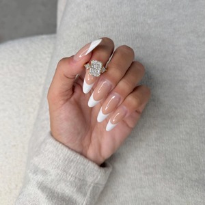 Anillo de Diamantes de Tres Piedras con Corte Radiante de 6 Quilates _ Piedras Laterales con Corte en Forma de Cometa _ Doble Punta _ Oro Amarillo de 18K _ Certificado IGI - Product Image 4