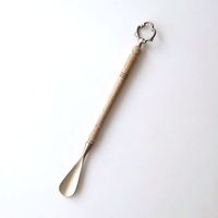 Chausse-pied en bois élégant, construction robuste, finition soignée, idéal pour la maison, le bureau, les voyages et la tenue des chaussures au quotidien