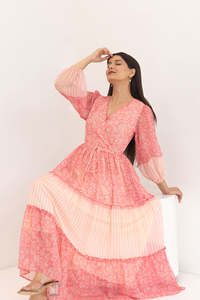 Vestido midi rosa de gasa con cuello en V, dobladillo escalonado, manga abullonada tres cuartos, estilo A, con lazo, estilo bohemio casual de verano - Product Image 3