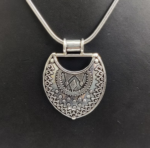 Pendentif tribal en argent sterling 925, bijoux ethniques d'inspiration vintage, collier statement fait main, breloque - Product Image 2