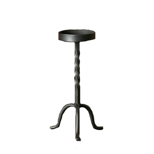 Portavelas de Metal Decorativo con Diseño Arquitectónico Elegante para Interiores Residenciales y Comerciales Sofisticados - Product Image 3