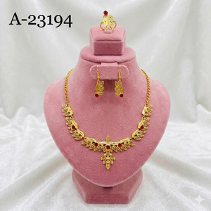 Conjunto de Collar y Pendientes con Diseño Floral Chapado en Oro, Estilo Tradicional y Moderno, con Detalles de Piedras Rojas para Boda o Compromiso, Modelo No 23191 - Product Image 5